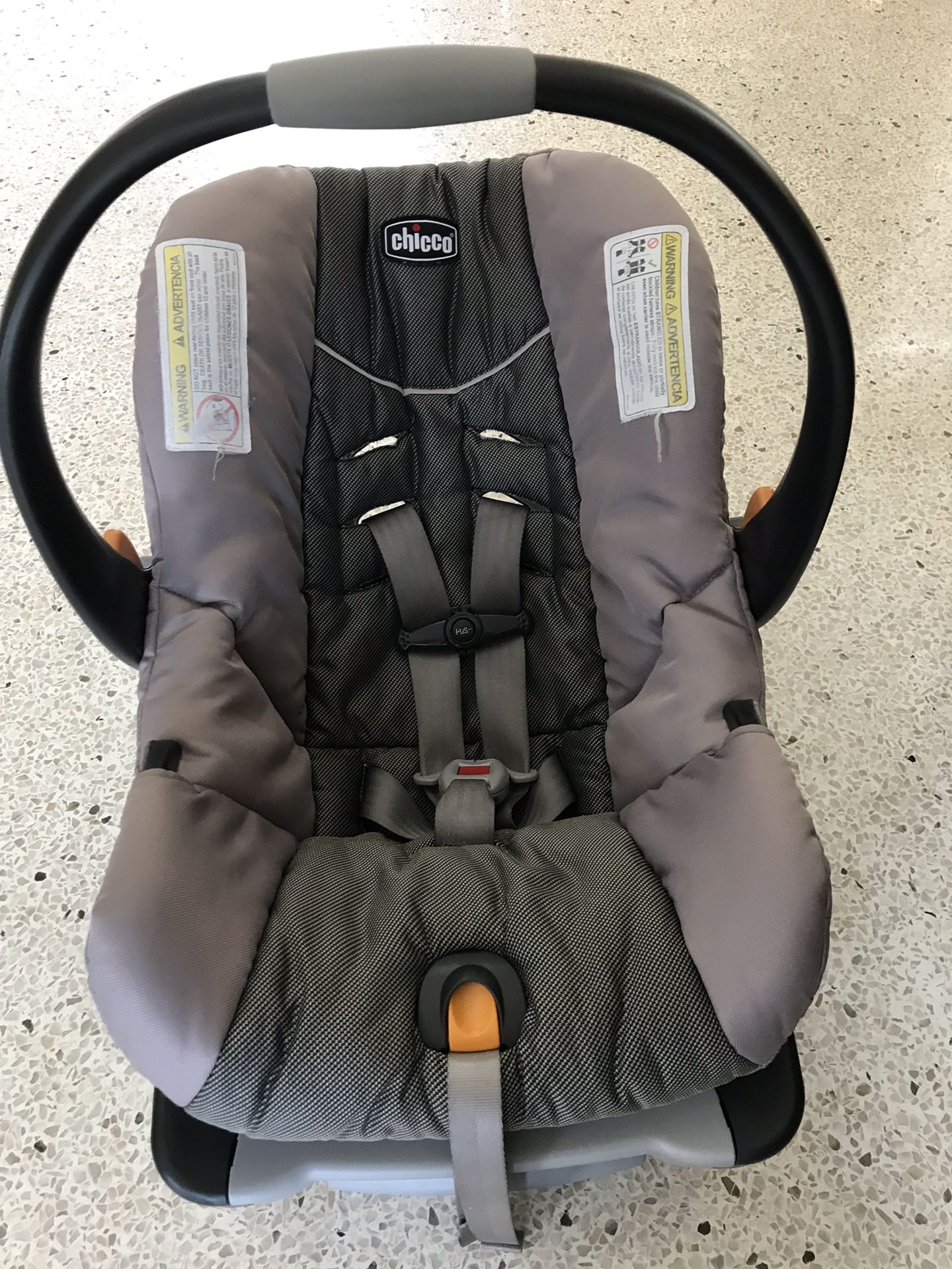 Chicco Keyfit30 car seat with 2 bases