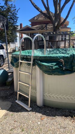 Pool ladder