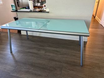 Modern Glass Table can be extended
