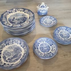 25 Piece Vintage Royal Warwick "Loch Of Scotland" Blue & White Transferware 