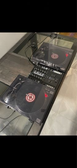 DJ Turntables Set Up! Like New!