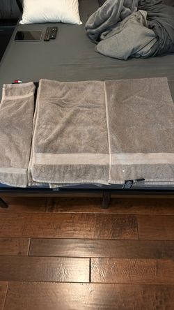 Tommy Hilfiger Towel Set (2 bath towels, 1 hand towel)