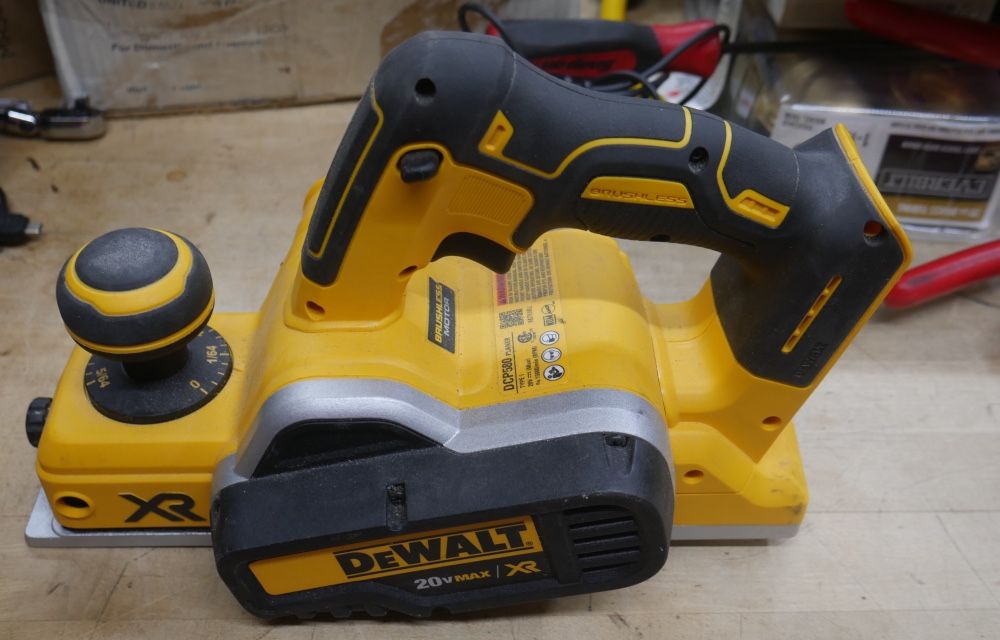 DEWALT DCP580 20v 20 volt Cordless Planer Bare Tool USED. TESTED. IN A GOOD WORKING ORDER.