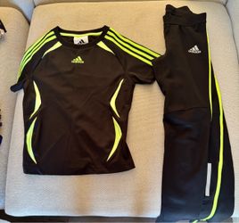 Adidas women set‼️ size small