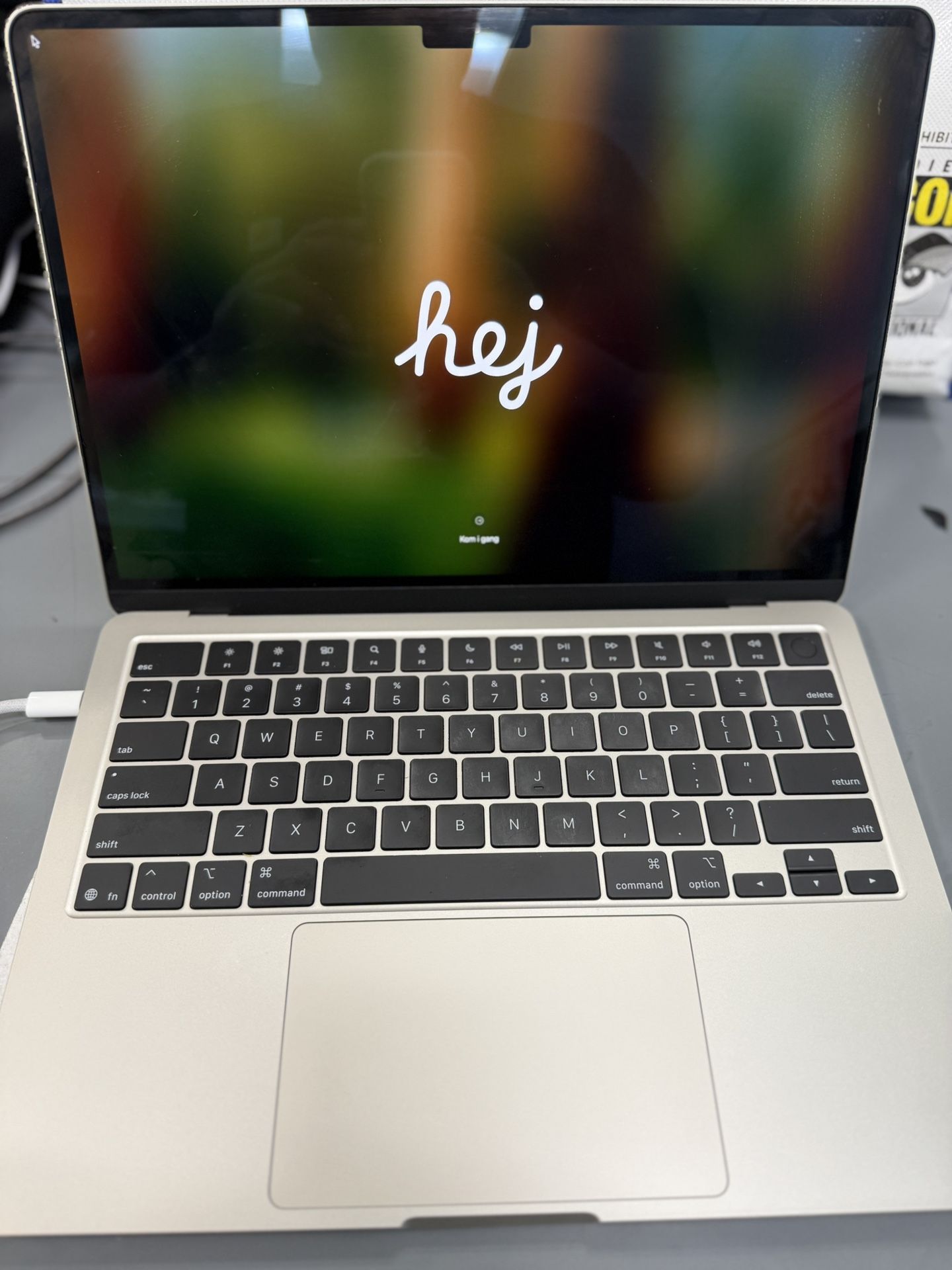 New Open Box Apple MacBook Air M4 Starlight 16GB Ram 256gb