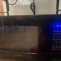 1.1c Insignia Microwave Oven