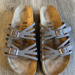 Birkenstock Granada women's sandals, featuring a soft footbed  No box  new   Youth Birkenstock slide sandals with multiple crisscross straps. Adjustab