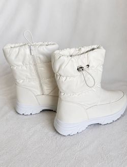 NEW White Puffer Boots Women's Size 9