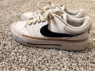Woman’s Nike shoes 7.5