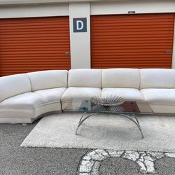 Sofa seccional y adorno decorativo