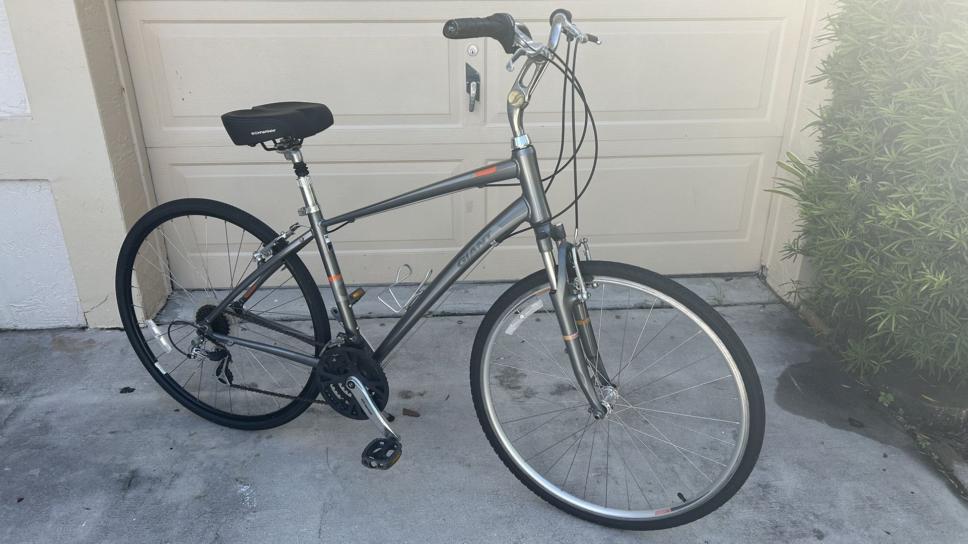 Men’s Giant Cypress Bike Hybrid 700c Wheels, 21 Speed Front Suspension Tall Medium Frame Bicycle
