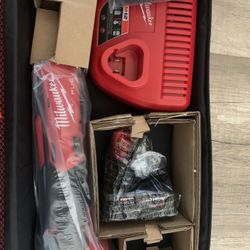 Milwaukee M12 FUEL 12V Lithium-Ion Cordless Oscillating Multi-Tool Kit w/ Compact 2.0 Ah Battery