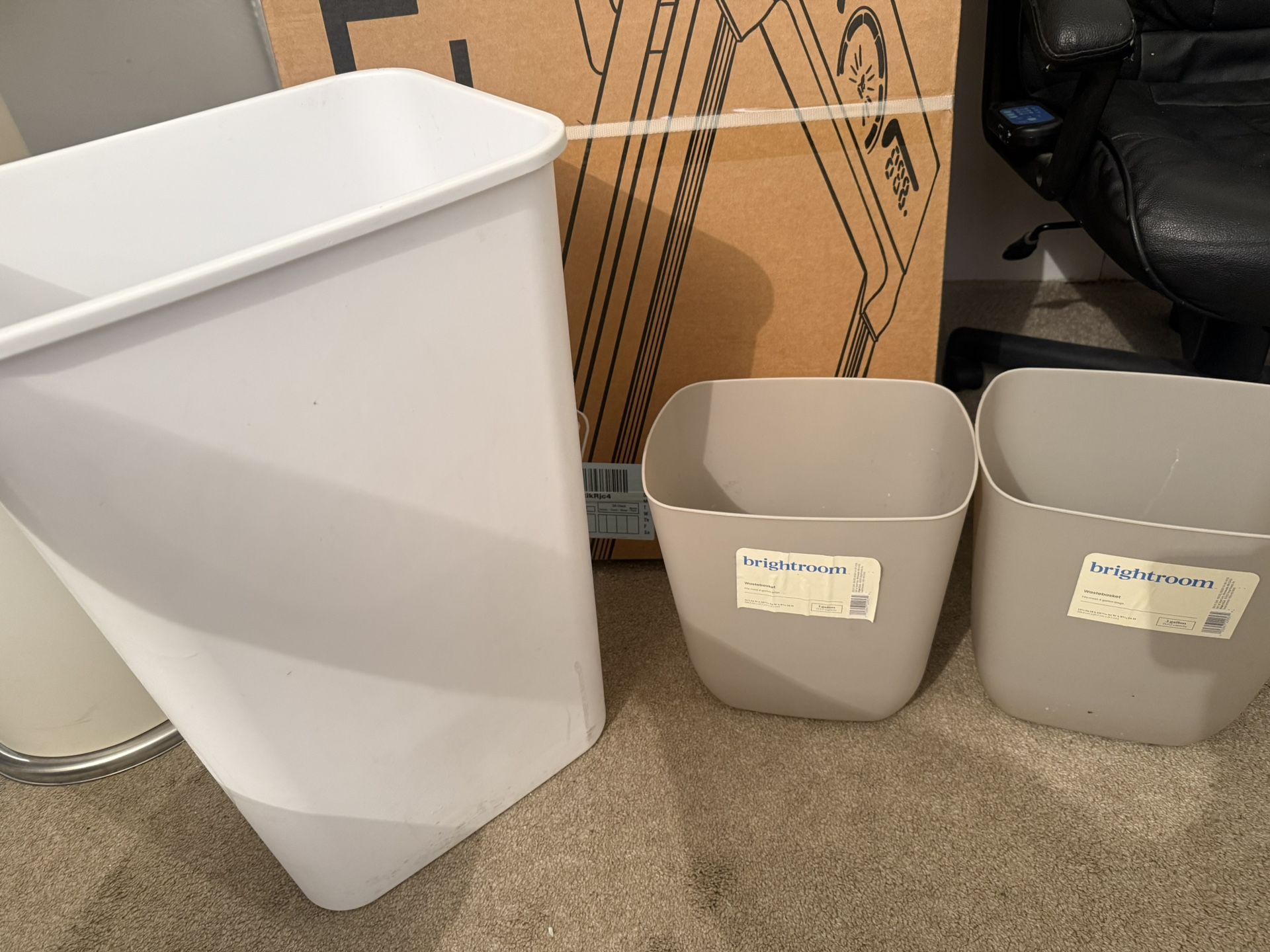 13gal Waste Basket garbage can trash can laundry can storage - Kitchen Trash Can, 13 Gallon Capacity, Textured Plastic, Indoor Use Brightroom    New /