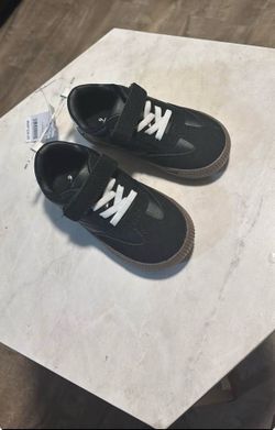 Toddler casual sneakers size 9T