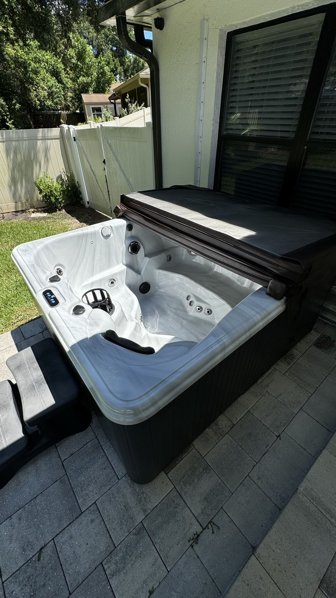 Dr. Wellness Tranquility Series G11 Spa. Hot Tub with Cover. EXCELLENT Condition!!