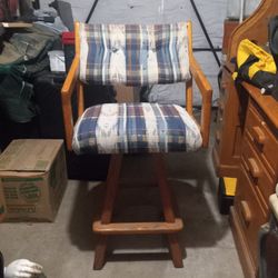 2 Bar Stools Swivel.