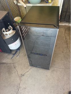Wine refrigerator
