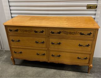 VINTAGE MCM 1970's FRENCH PROVINCIAL SOLID LIGHT OAK WOOD 6 DRAWERS DRESSER IN NEW ORIGINAL CONDITION