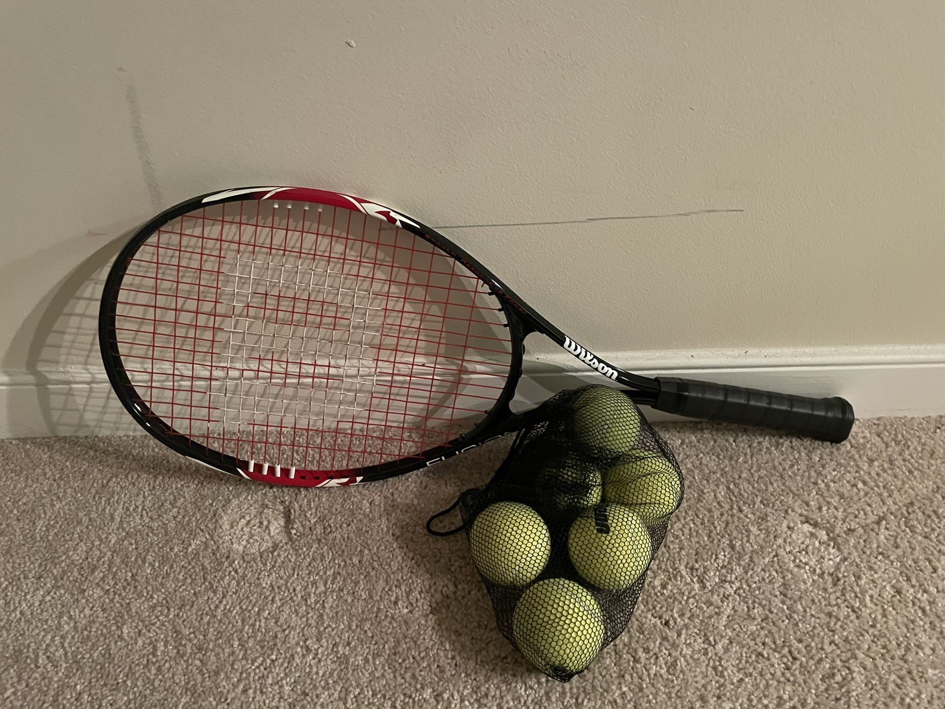 Tennis racquet & 6 tennis balls