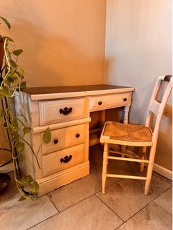 Vintage Desk MUST PICK UP