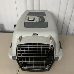Petmate Pet Taxi Small 18in x 12in x 11in Great Shape  Missing 1 Clip! Used in grate condition and missing one clip. See pics. 