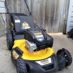 Like-New DeWalt 725EXI 21" Inch RWD Gas Self Propelled Lawnmower With Bag And High Rear Wheels 