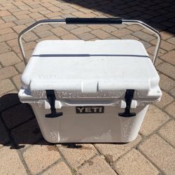 YETI ROADIE 20 HARD COOLER