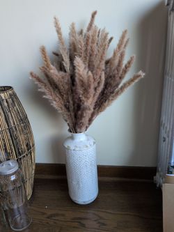 Base with pampas grass