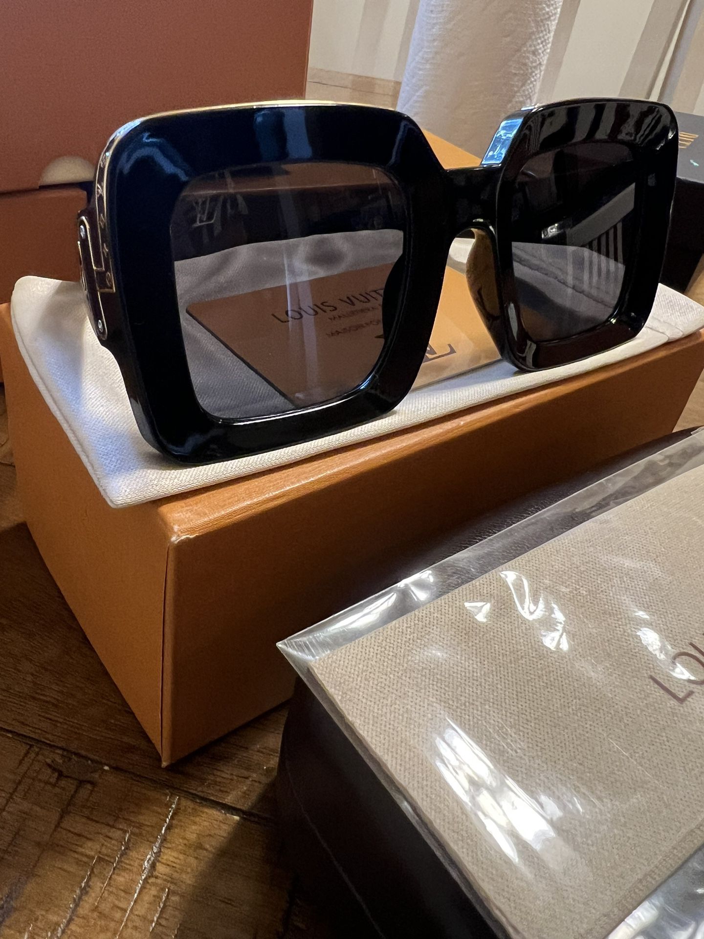 Original Louis Vuitton Women Sunglasses for Sale in Bronx, NY - OfferUp