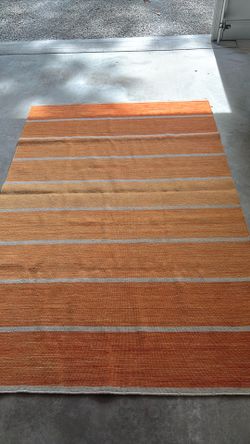 Great bright orange rug..lightly used, NO stains