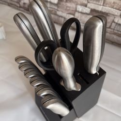 11-piece kitchen utensil set, including a knife set with steel blades for precise cutting, durable knives with comfortable hollow handles. Used, in go