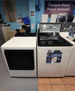 LG 5.5 cu. ft. SMART Top Load Washer and Gas Dryer 7.3 Cu ft