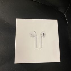 Apple AirPods (2nd Generation) Wireless Earbuds with Lightning Charging Case Included. Over 24 Hours of Battery Life, Effortless Setup. Bluetooth Head