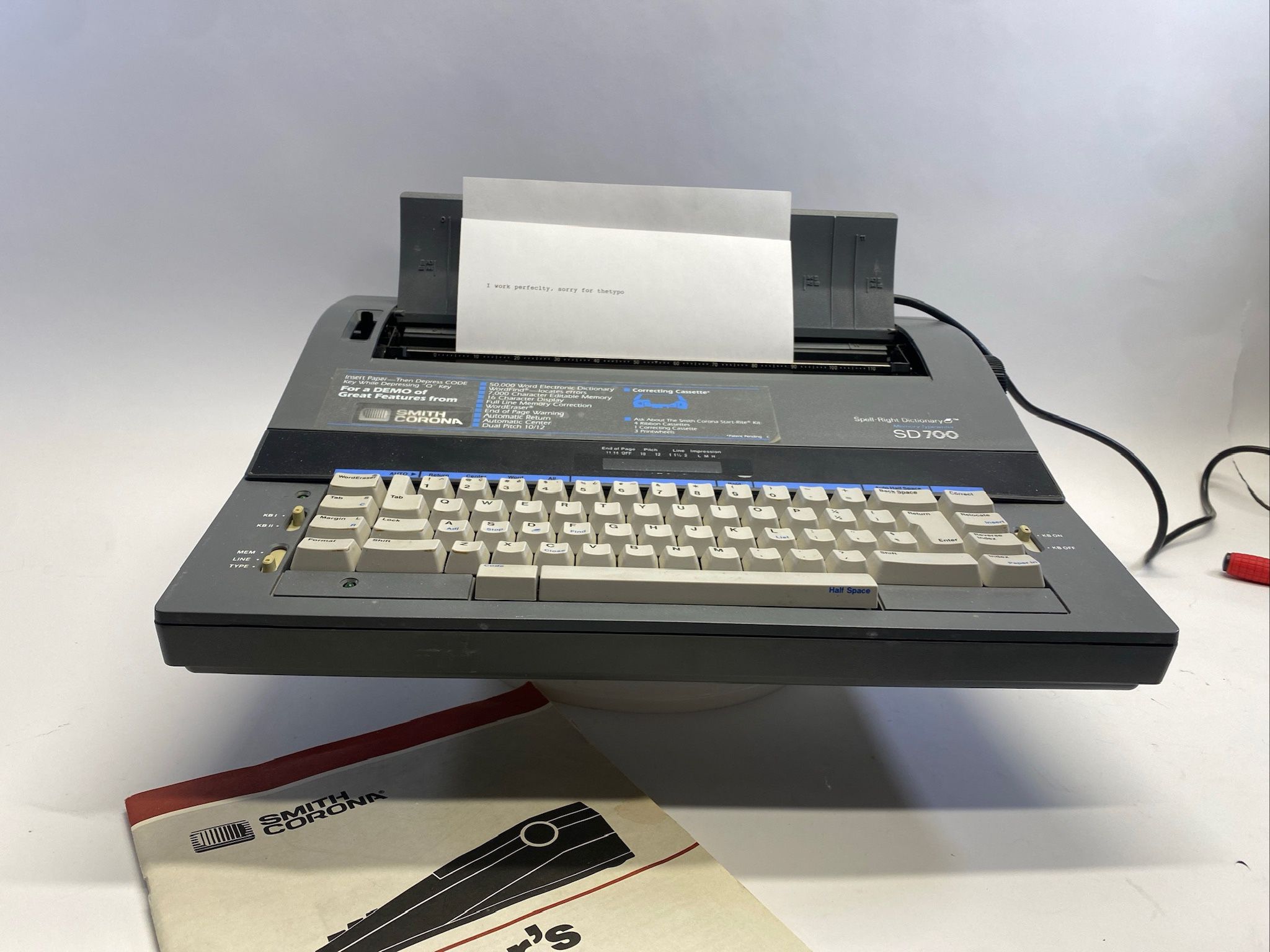 Smith Corona SD700 Spell Right Dictionary Memory Electronic Typewriter w/ Cover