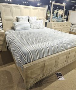 Floor Model Sale!! 4 pc King BEDROOM - Modern Classic Bedroom Set!!!
