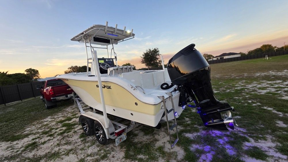 SEAFOX 216 DEL 2008 CON UN SUZUKI 150 FOUR STROKE TRAILER COMO NUEVO ESTA EN NAPLES INTERESADOS LLAMAME 786@915@2829