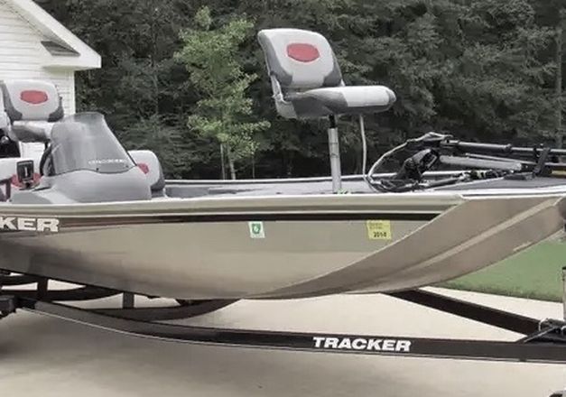 Photo Tracker Bass Boat 2014