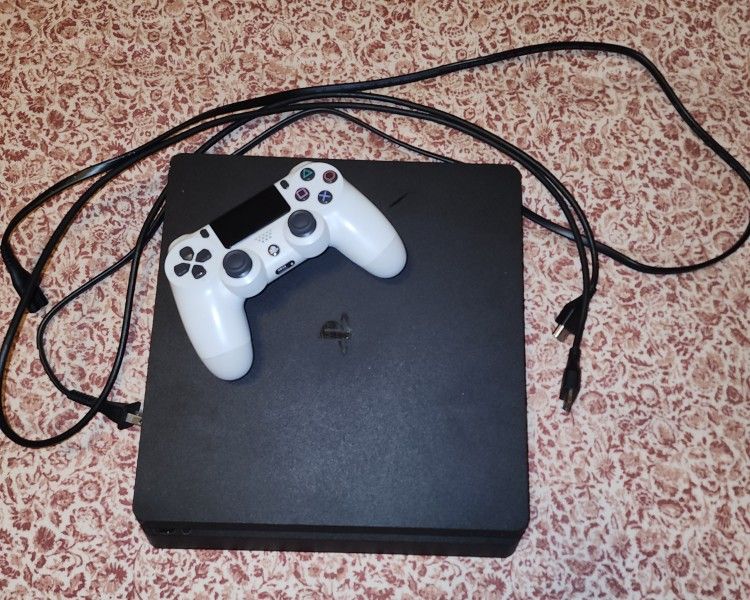 PlayStation 4 Slim 