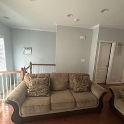 Elegant Wood-couch – Excellent Condition
