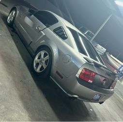 V6 Silver Ford Mustang 2008 Deluxe model