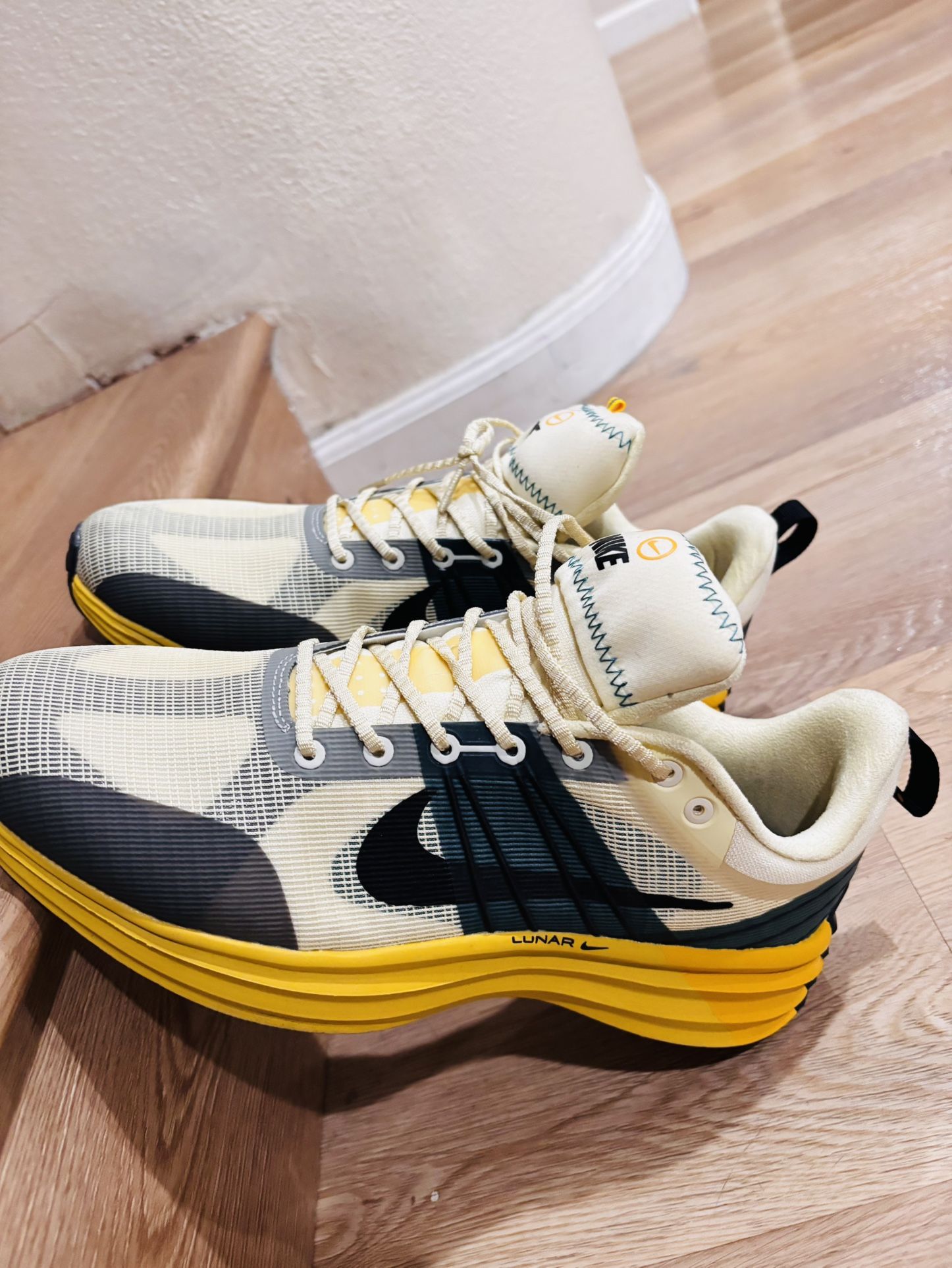 Nike Lunar Roam Alabaster and Green Abyss DV2440 700 Men's