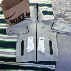 Nike Tech Large Grey (Comes With Nike Socks)