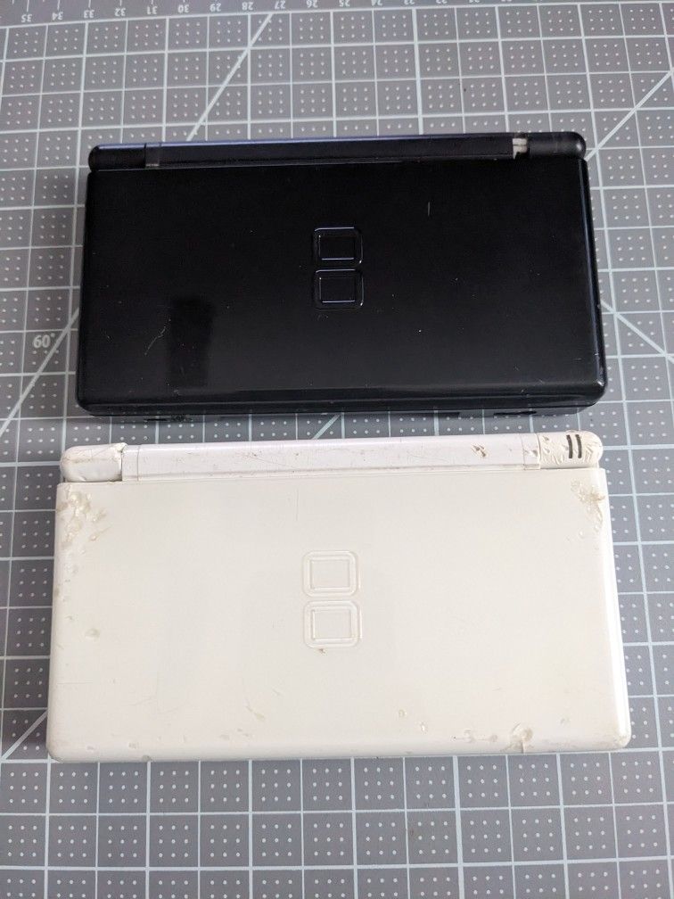 Broken Nintendo DS Lite For Parts