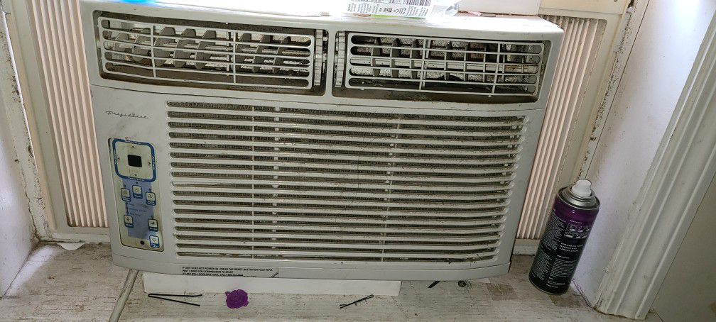 Windowed air conditioning unit