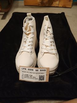 White High top tennis shoes