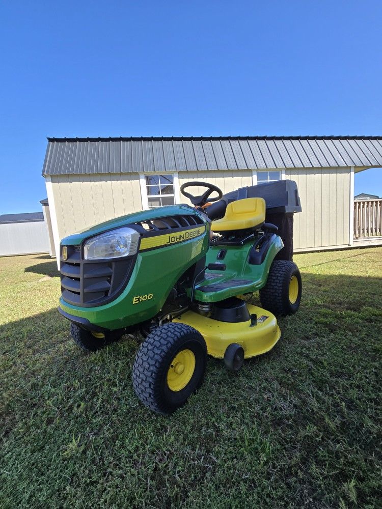 JOHN DEERE E100 42 INCH RIDING LAWN MOWER WITH BAGGER SYSTEM