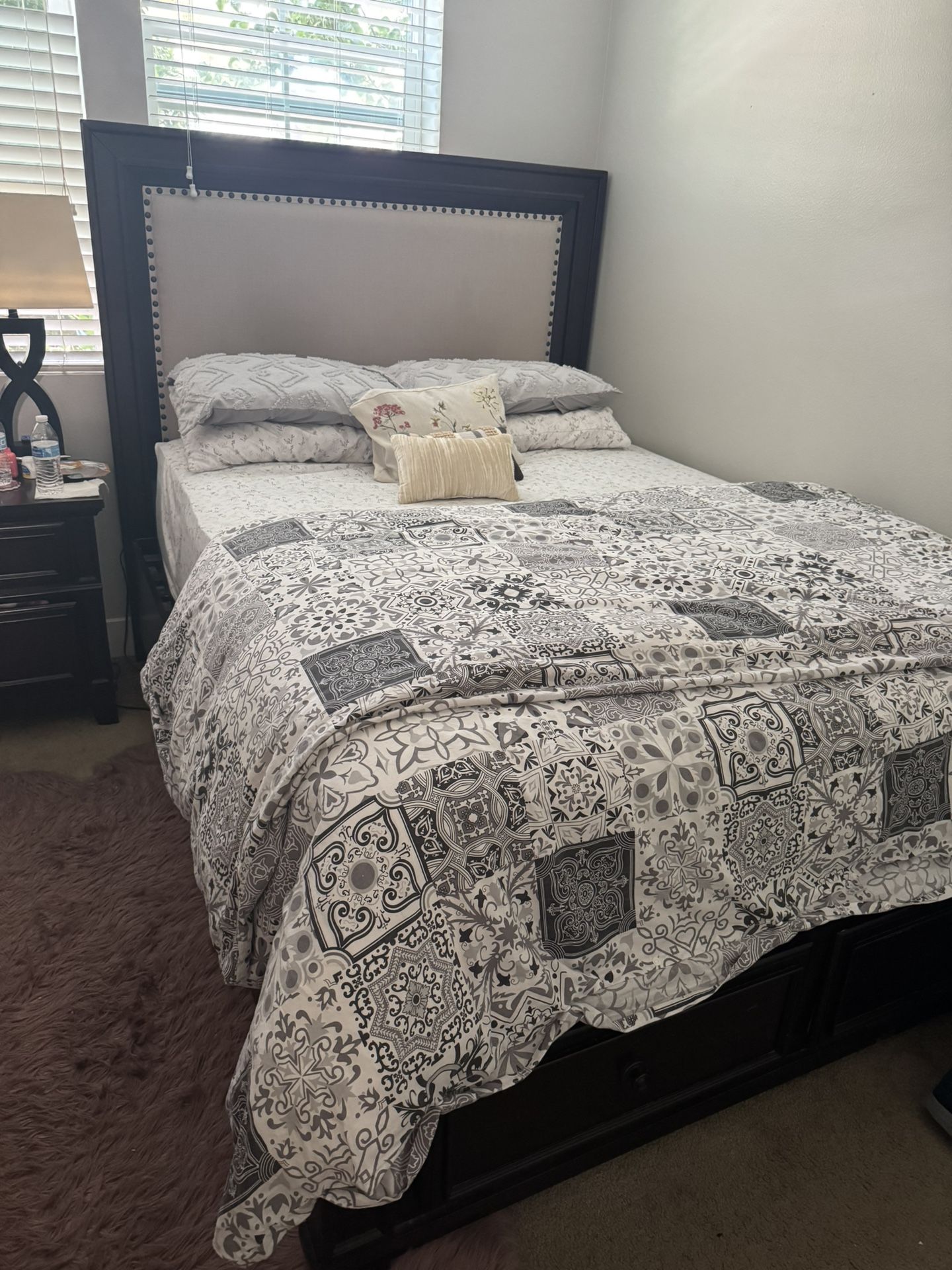 Queen bed frame With Two Drawers As Storage