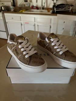 GUESS LOVEN9 shoes