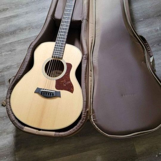 Taylor GS Mini Rosewood Acoustic Guitar Like New Includes Padded Gig Bag With Back Pack Straps