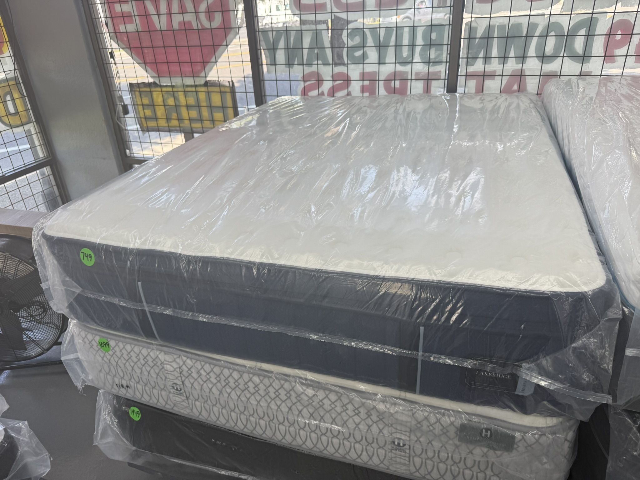 QUEEN SIZE STEARNS & FOSTER KIRKLAND PILLOW TOP MATTRESS & BOX SPRING BED SET